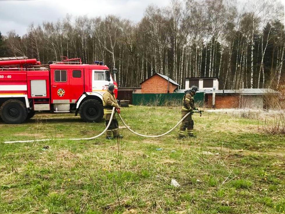 🚒 Вчера огнеборцы 328-й пожарно-спасательной части #Мособлпожспас ликвидировали пал сухой травы в Пушкинском округе